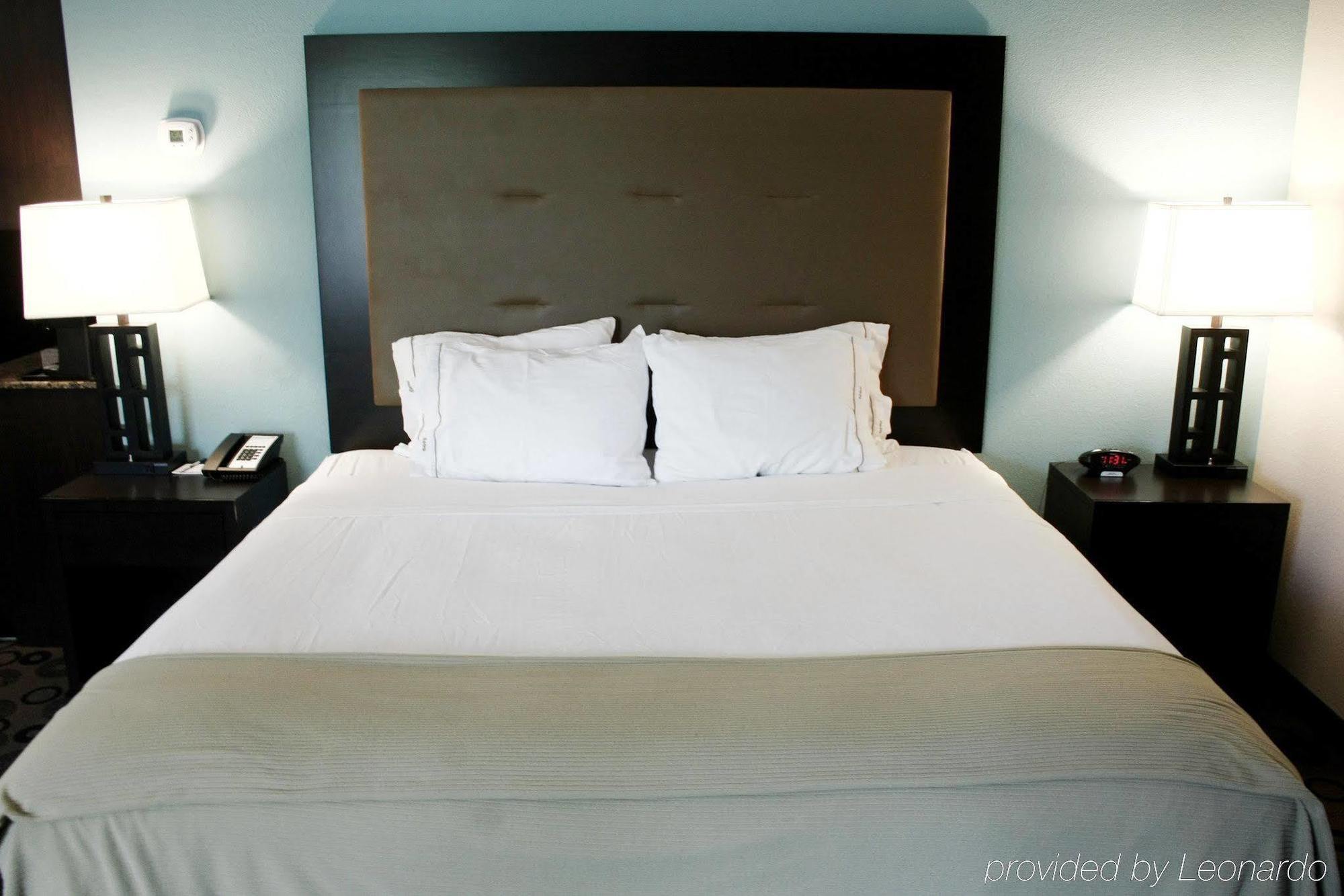 Holiday Inn Express & Suites - Cleveland Northwest By Ihg Екстер'єр фото